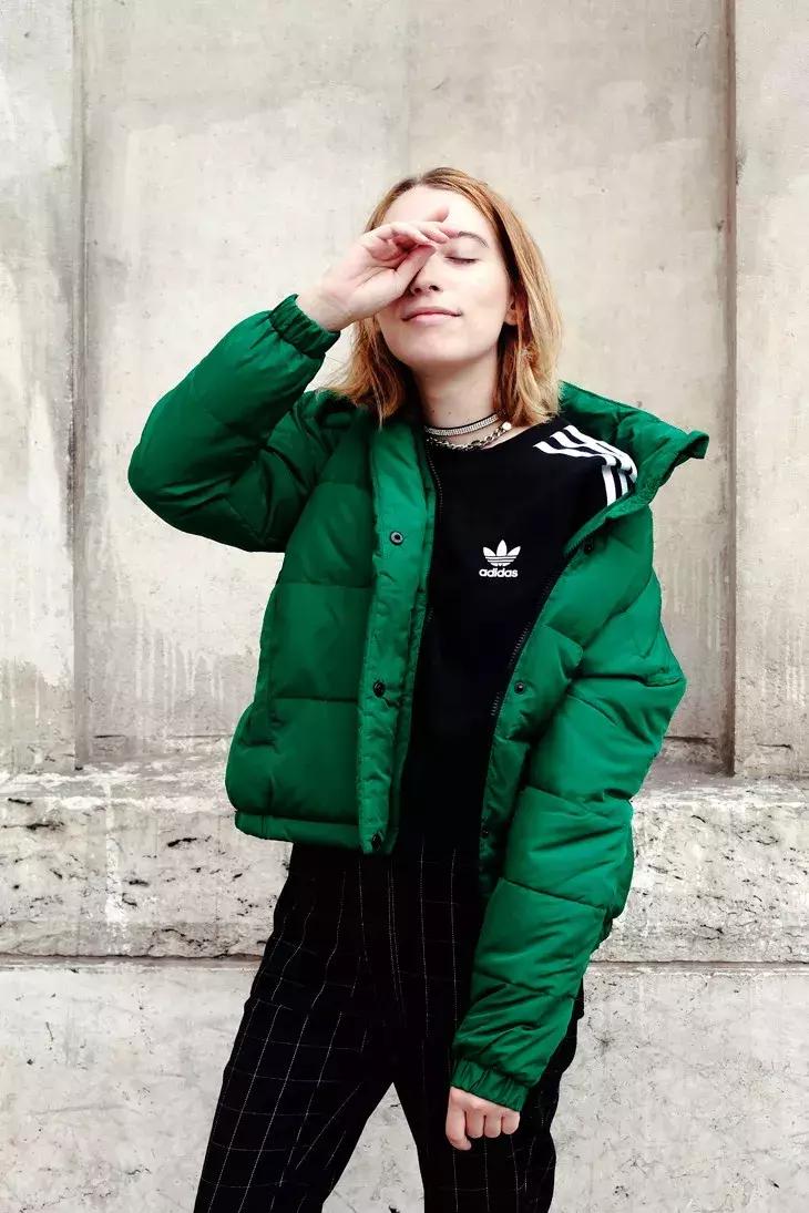 卫衣款羽绒服搭什么裤子,羽绒服卫衣冬季搭配保暖时髦