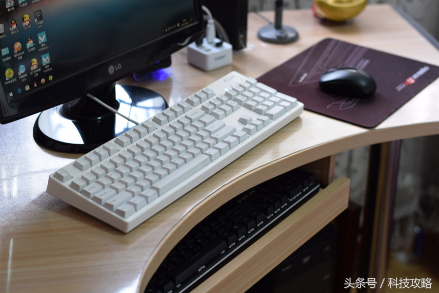 机械键盘和薄膜键盘哪个打字舒服,100-200入门级机械键盘高颜值