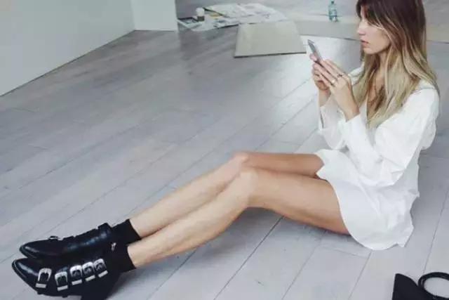 适合冬天小女生穿的黑色马丁靴,适合年轻小姐姐穿的衣服