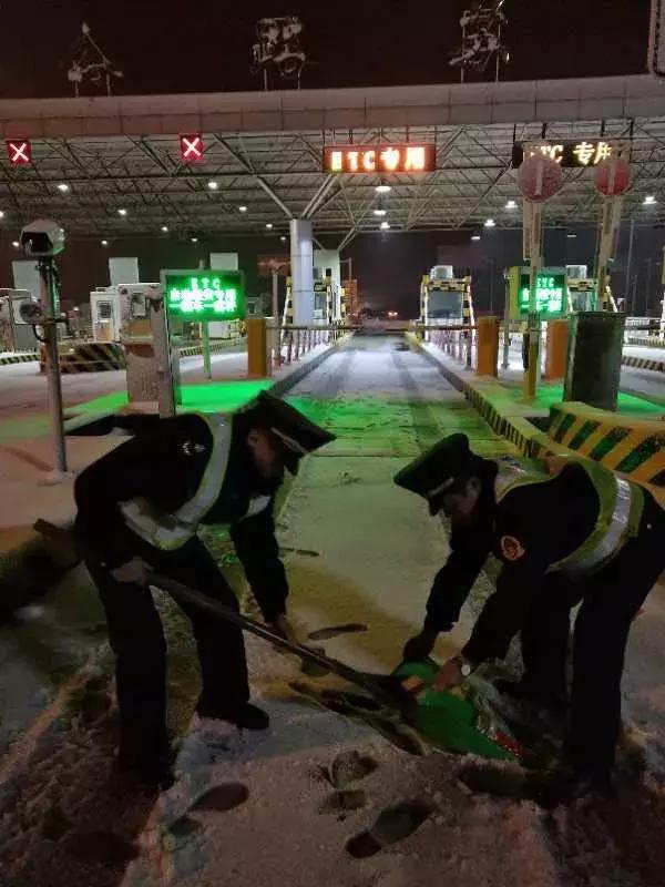 大雪袭城，却畅通无阻！只因为有可敬的他们