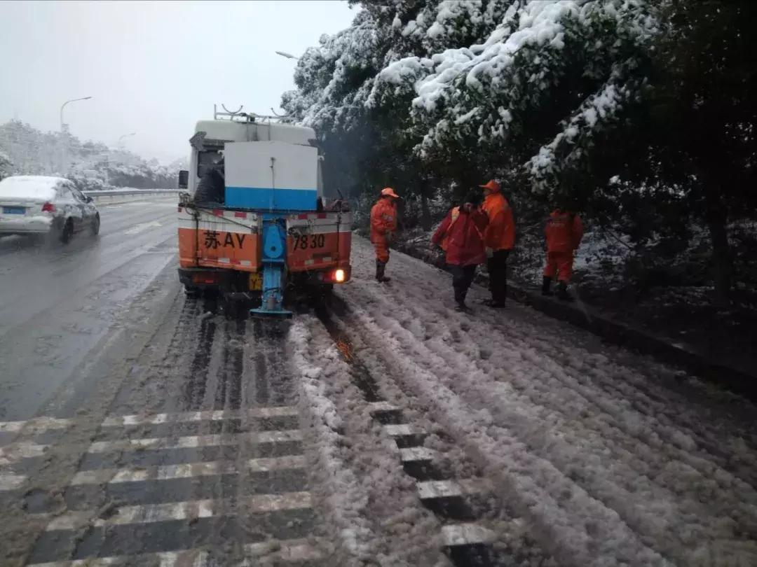 大雪袭城，却畅通无阻！只因为有可敬的他们