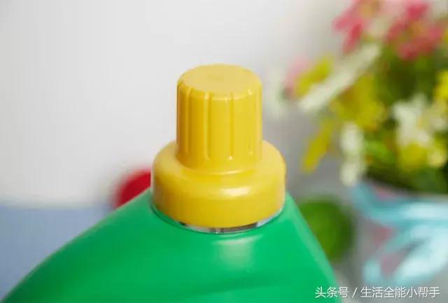 黑色裤子粘毛怎么洗能彻底解决,黑色裤子粘毛妙招巧解决