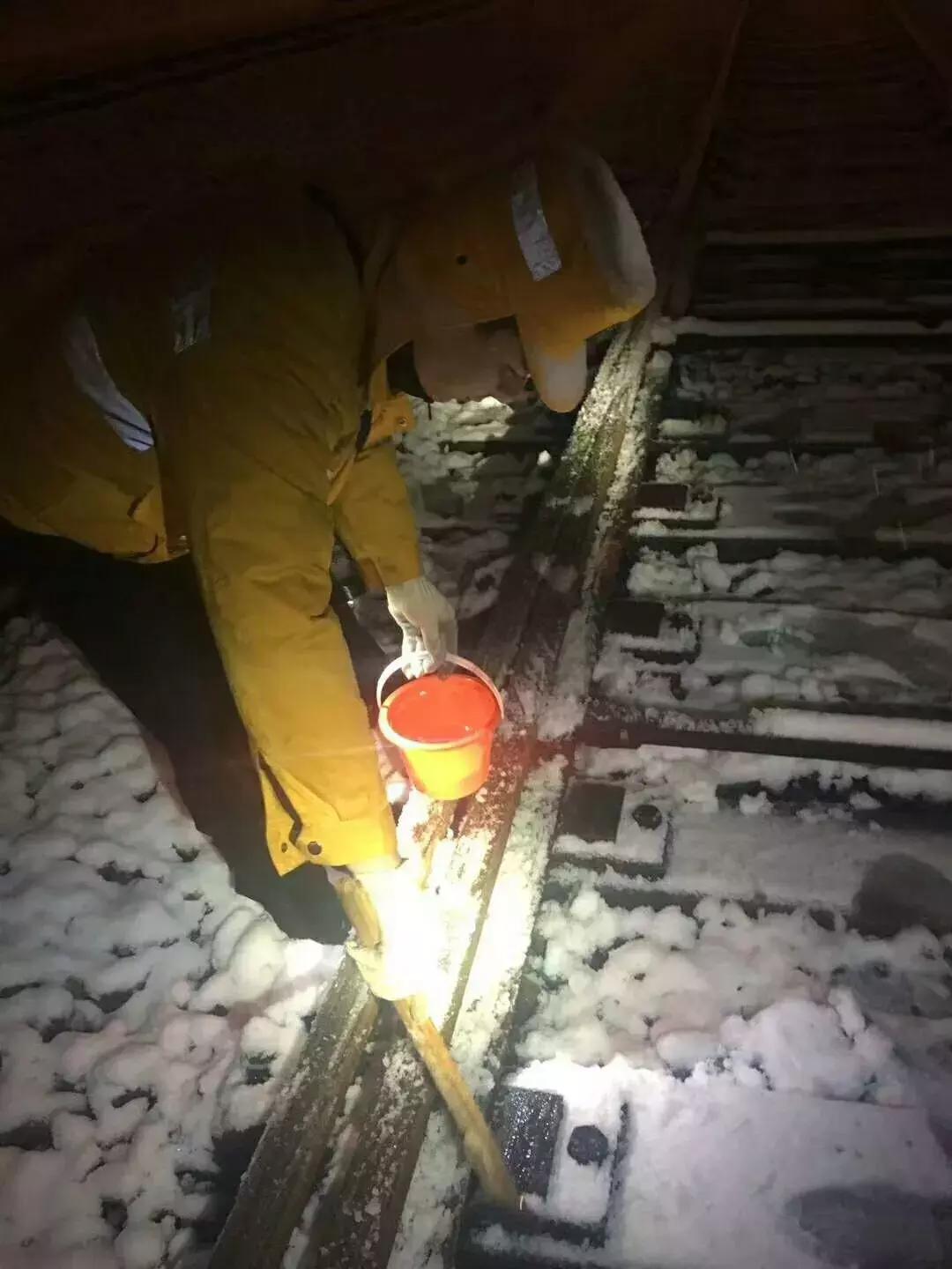 大雪袭城，却畅通无阻！只因为有可敬的他们