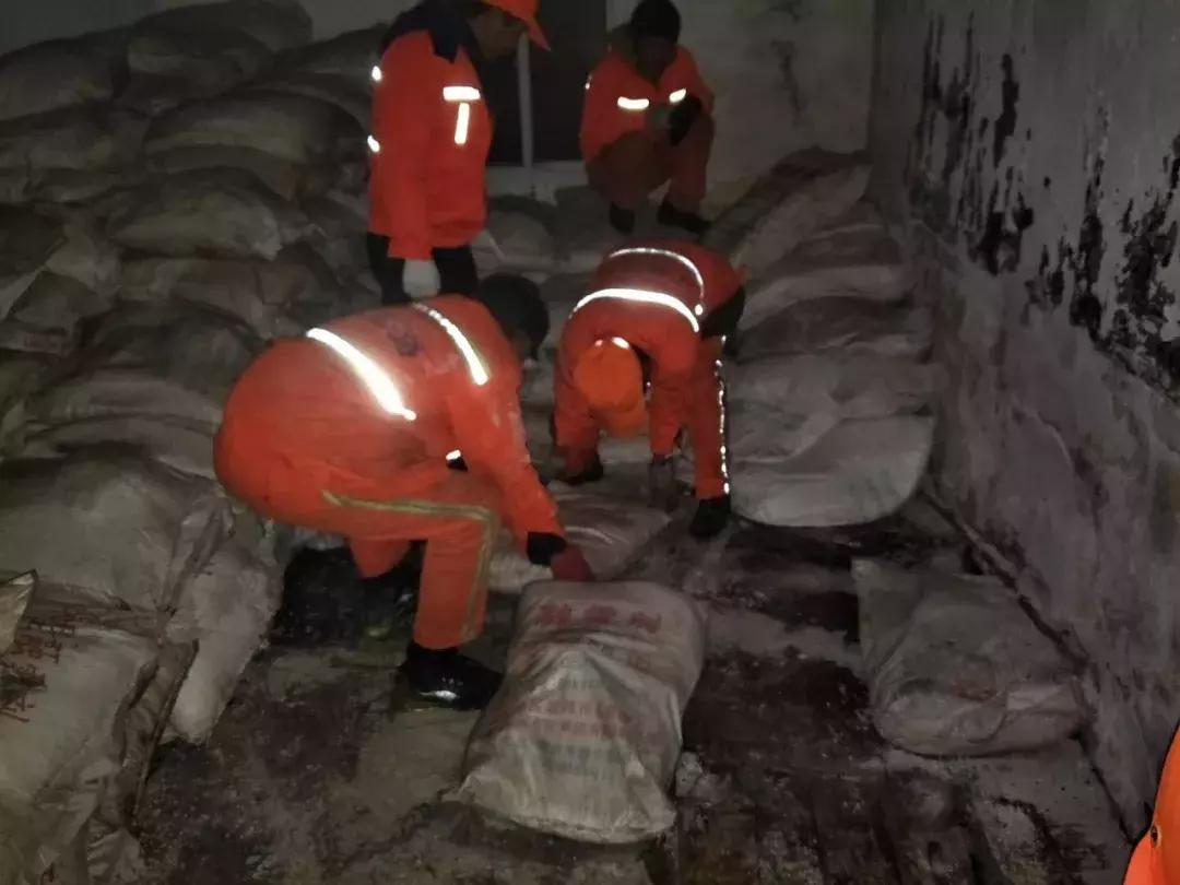 大雪袭城，却畅通无阻！只因为有可敬的他们