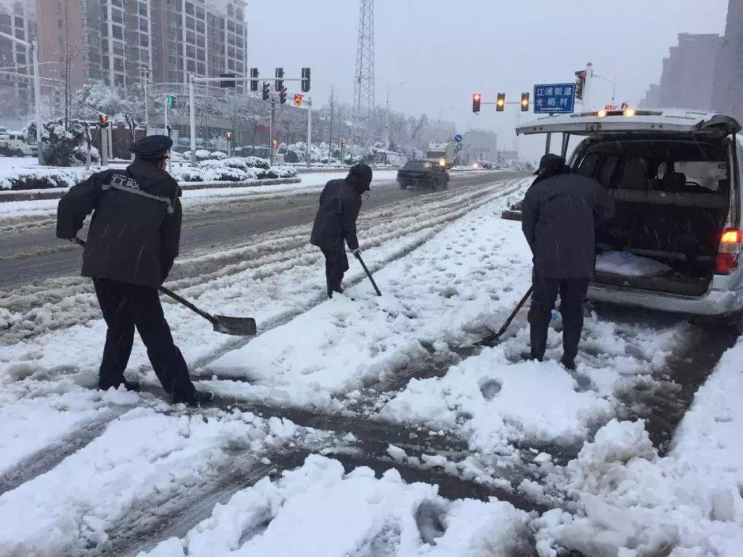 大雪袭城，却畅通无阻！只因为有可敬的他们
