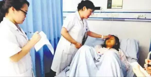 孕妇顺产36天后，莫名掉出“一块肉”，医生检查怒骂老公*兽禽**不如