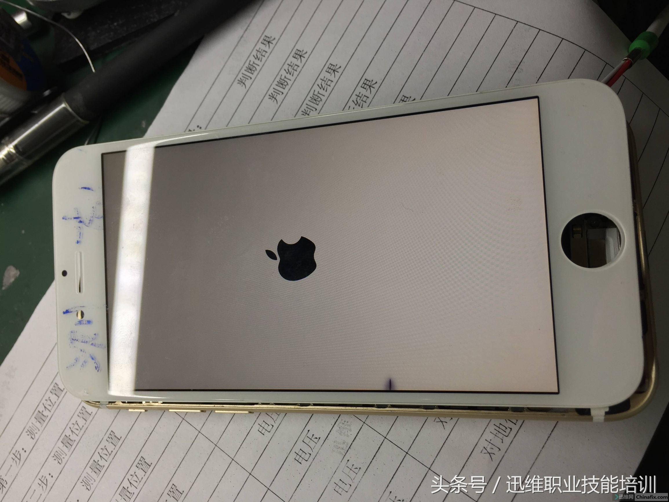 实地学员首修iPhone6卡白苹果,手法思路完全不输老师傅!