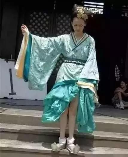 日本女艺人拍摄花絮,女演员拍戏结果以假乱真