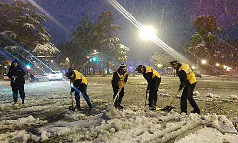 大雪袭城，却畅通无阻！只因为有可敬的他们