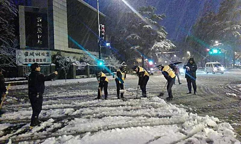 大雪袭城，却畅通无阻！只因为有可敬的他们