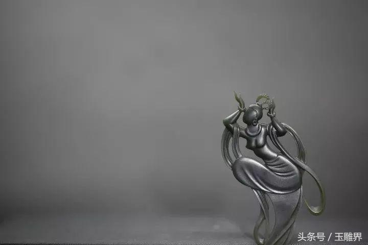 不羁的个性的他跨界玩玉雕，音乐艺人巫启贤都关注