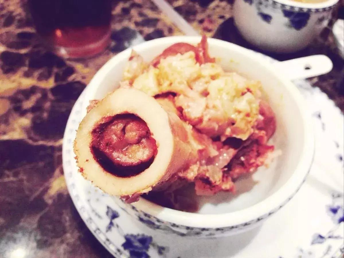 大骨熬好汤骨头捞出来要盖盖子吗,大骨头炖好啦泡在汤里还是捞出来