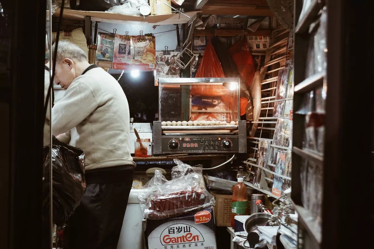 原来一个东街口的距离，不过寥寥几座报刊亭