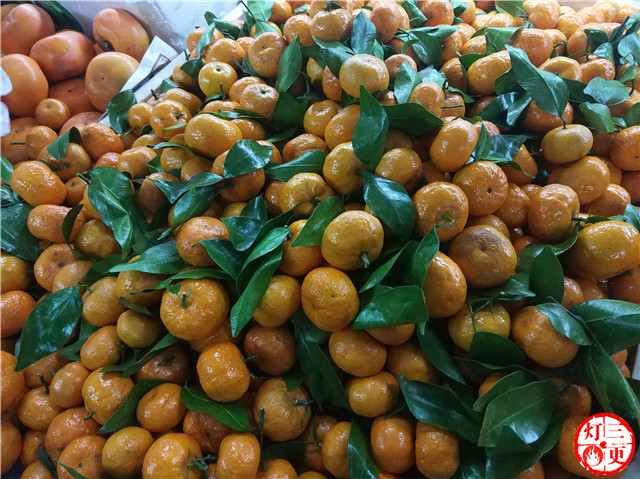 小贩说：“打蜡了，全市场都这样，全国都这样，这个不怕？”