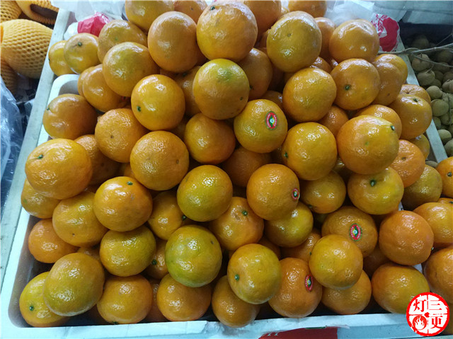 小贩说：“打蜡了，全市场都这样，全国都这样，这个不怕？”