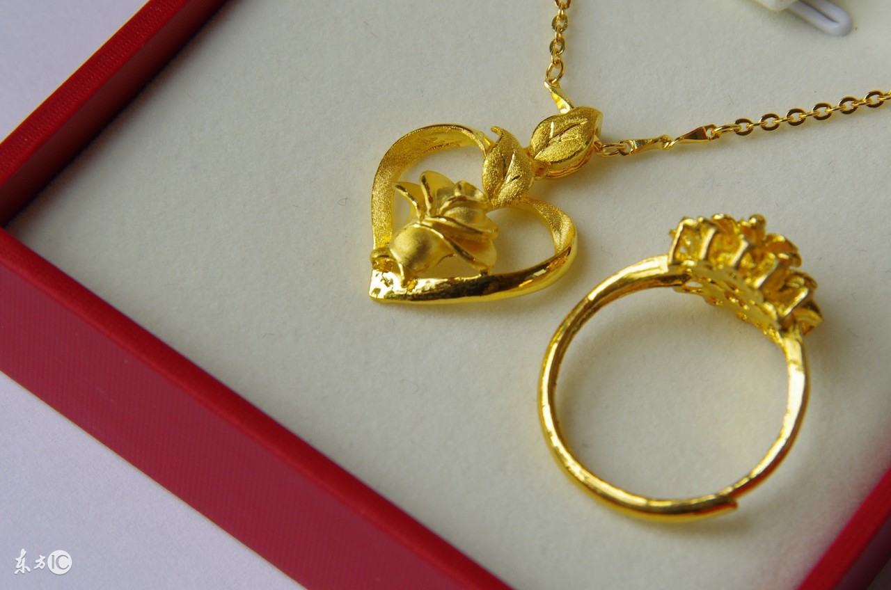 买黄金首饰周大福与周生生哪家好,周生生跟周大福对比哪个黄金好看