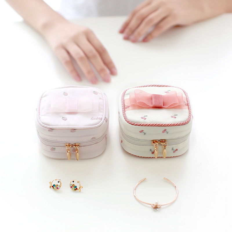 一款日系可爱草莓刺绣小巧首饰盒