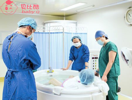 水中分娩会呛到宝宝吗,水中分娩会把宝宝淹死吗