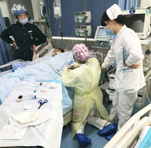 怀孕护士跪地为患者扎针输液,护士怀孕为患者输液