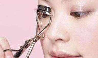 新手睫毛膏怎么画才简单又好看,长睫毛膏的正确使用方法