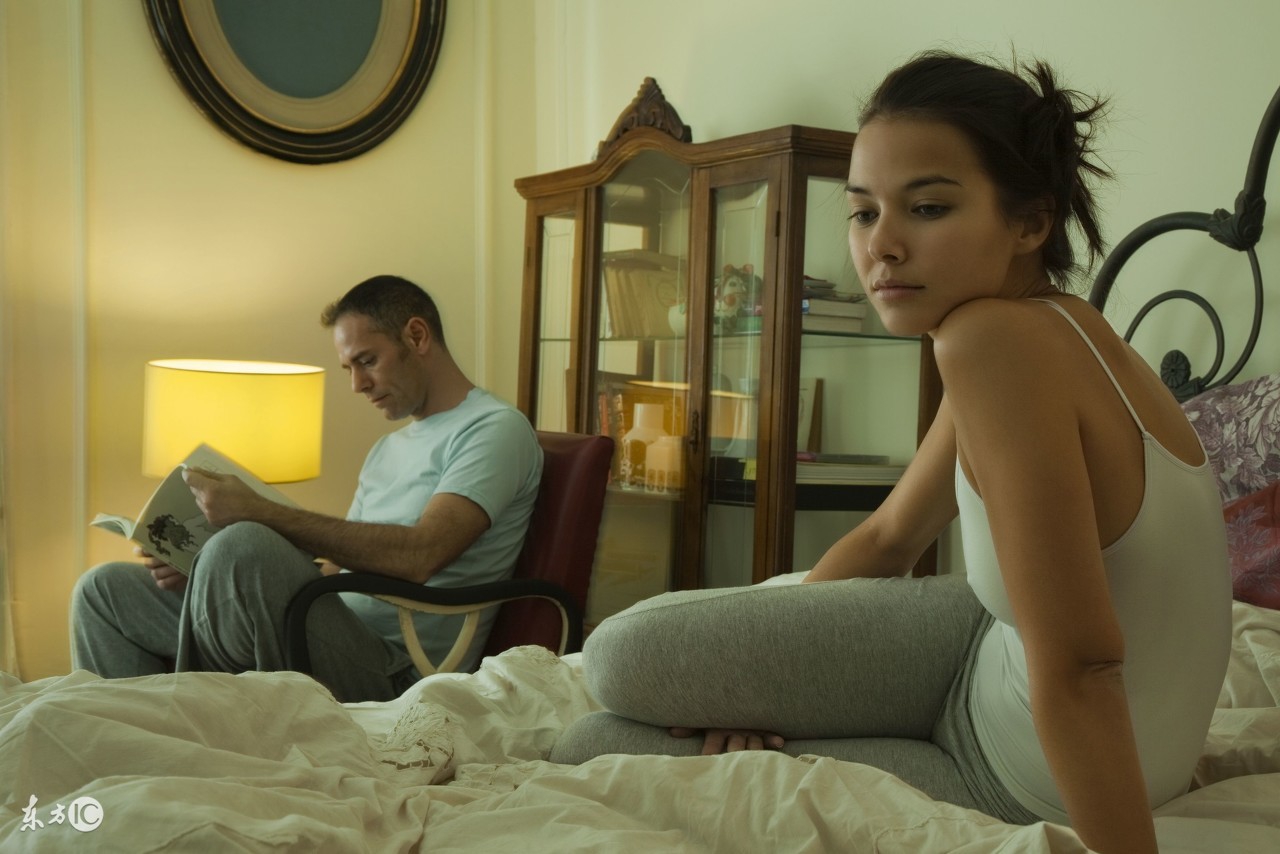 婆婆当我的面摸老公的*处私**，老公当我和婆婆的面尿尿，这正常吗