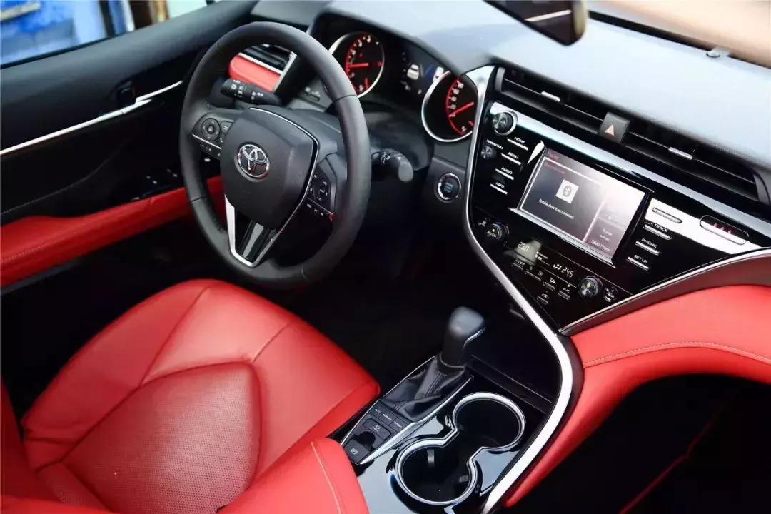 中庸的才是大众的，巨变的第八代凯美瑞，变化这么大你接受吗？