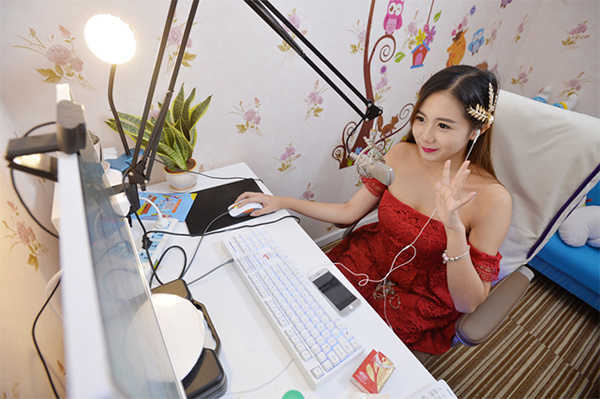 豪华直播设备打底专业团队神辅助王蓉一出手就要当花椒一姐