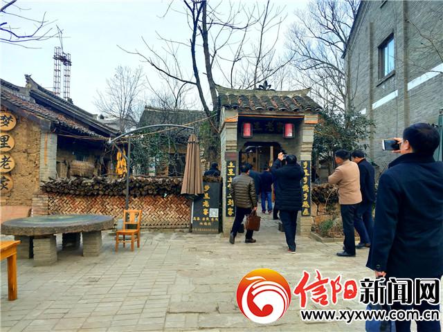 信阳这位企业家扶贫斗得真俏巴