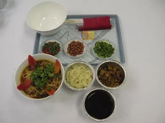 上午在广州捂白过严冬，下午在塞班岛放肆晒黑