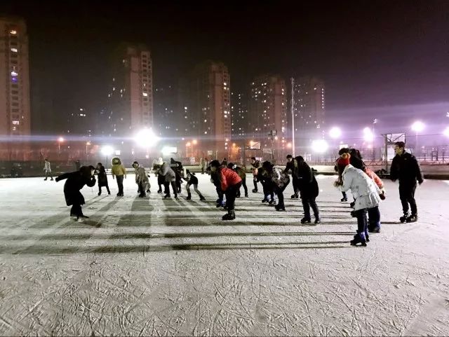 来东大，不去冰面上滑（shuai）两下，怎么对得起自己厚厚的羽绒服？