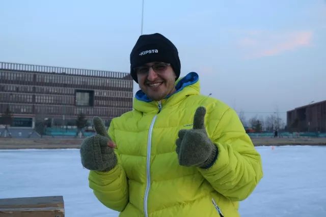 来东大，不去冰面上滑（shuai）两下，怎么对得起自己厚厚的羽绒服？