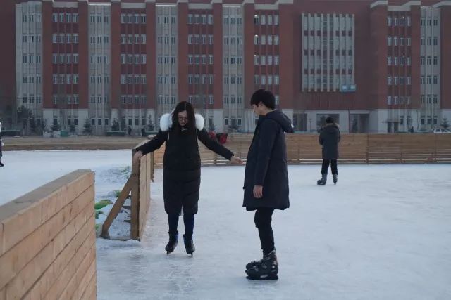 来东大，不去冰面上滑（shuai）两下，怎么对得起自己厚厚的羽绒服？