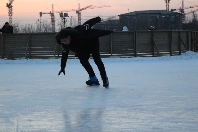 来东大，不去冰面上滑（shuai）两下，怎么对得起自己厚厚的羽绒服？