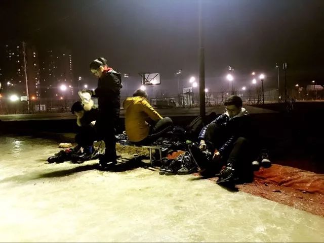 来东大，不去冰面上滑（shuai）两下，怎么对得起自己厚厚的羽绒服？