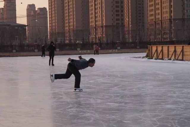 来东大，不去冰面上滑（shuai）两下，怎么对得起自己厚厚的羽绒服？