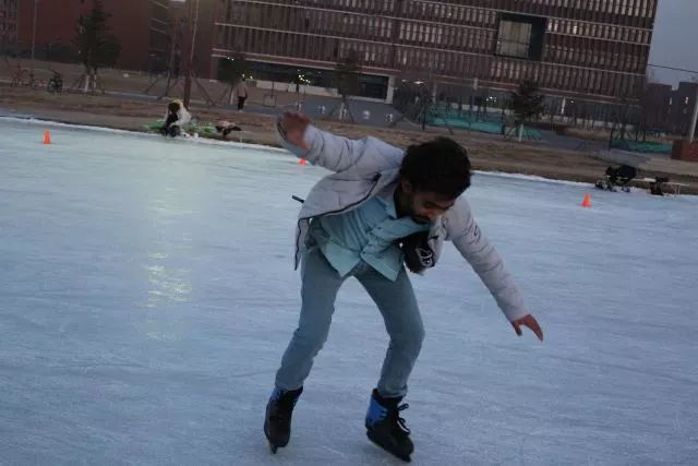 来东大，不去冰面上滑（shuai）两下，怎么对得起自己厚厚的羽绒服？