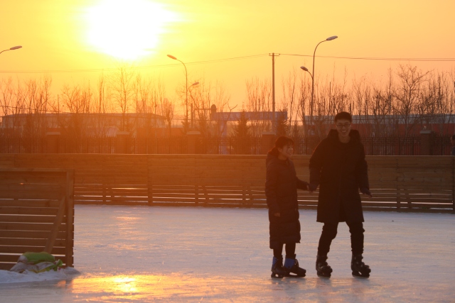 来东大，不去冰面上滑（shuai）两下，怎么对得起自己厚厚的羽绒服？