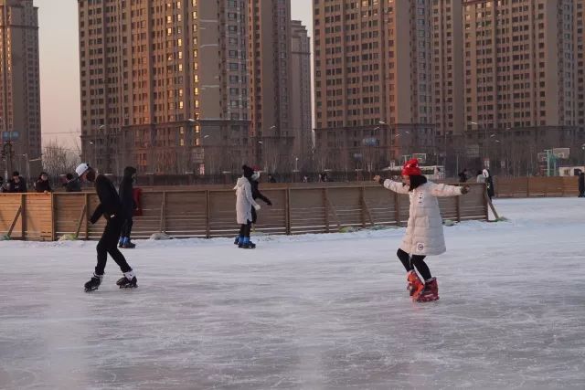 来东大，不去冰面上滑（shuai）两下，怎么对得起自己厚厚的羽绒服？