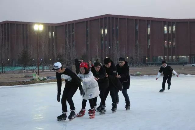 来东大，不去冰面上滑（shuai）两下，怎么对得起自己厚厚的羽绒服？