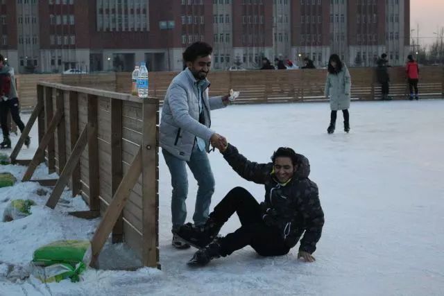 来东大，不去冰面上滑（shuai）两下，怎么对得起自己厚厚的羽绒服？