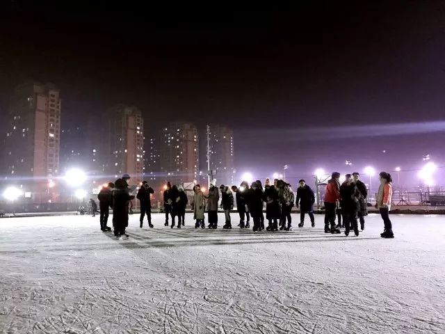 来东大，不去冰面上滑（shuai）两下，怎么对得起自己厚厚的羽绒服？
