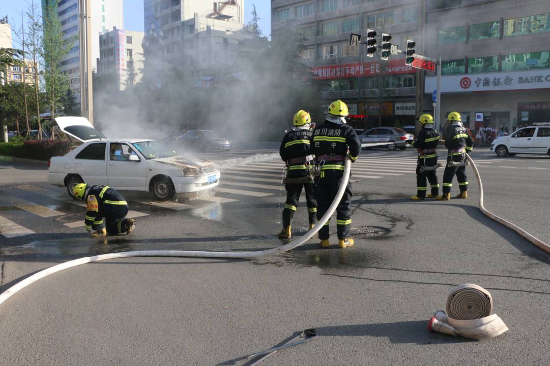 巴城面包车自燃,襄阳汽车自燃没有灭火器