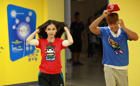 跑男baby给黄旭熙比心,跑男杨颖对着金钟国喊尹恩惠