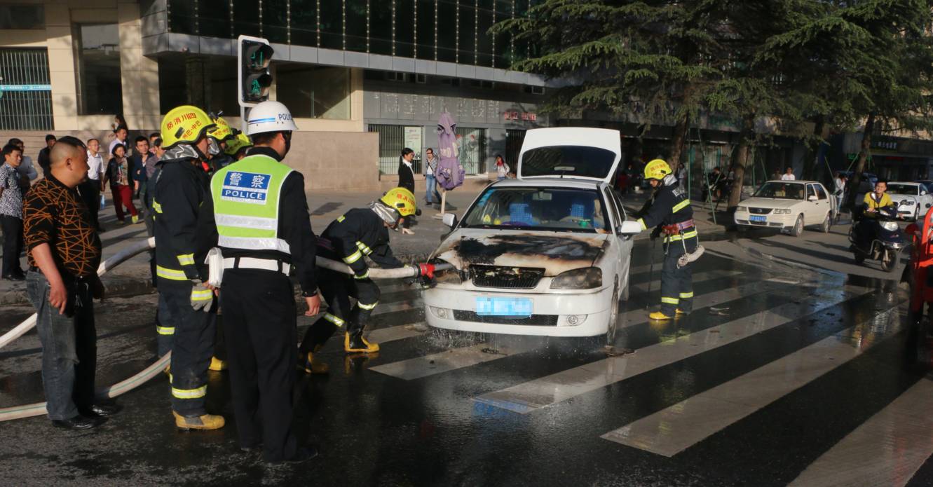 巴城面包车自燃,襄阳汽车自燃没有灭火器