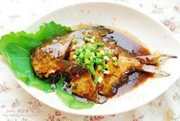 红烧鲳鱼咸菜家常做法,红烧鲳鱼的家常做法
