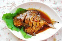 红烧鲳鱼咸菜家常做法,红烧鲳鱼的家常做法