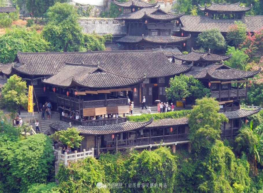 挂在瀑布中的千年古镇,挂在瀑布上的古镇芙蓉旗