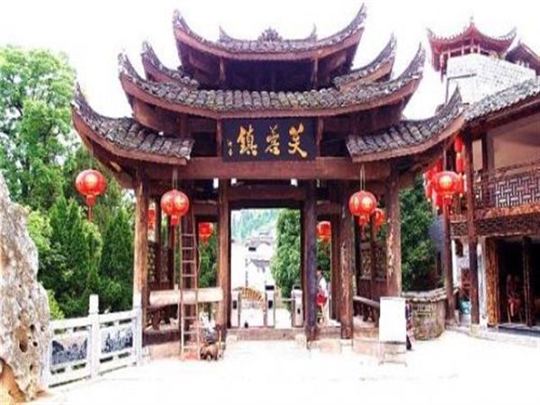 挂在瀑布中的千年古镇,挂在瀑布上的古镇芙蓉旗