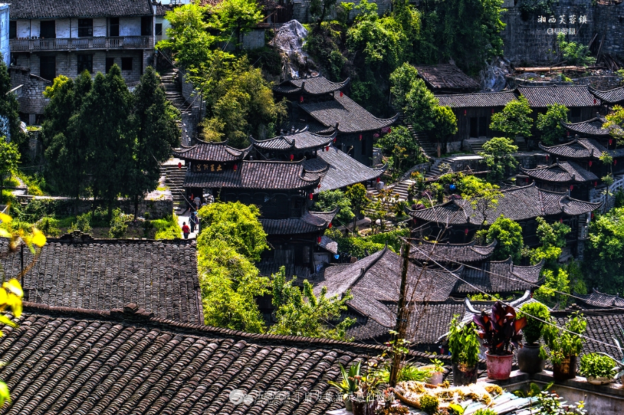 挂在瀑布中的千年古镇,挂在瀑布上的古镇芙蓉旗