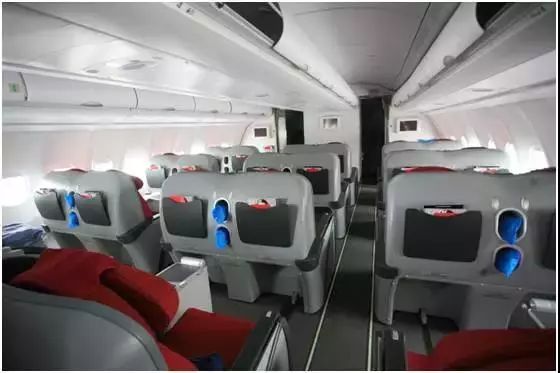 上午在广州捂白过严冬，下午在塞班岛放肆晒黑